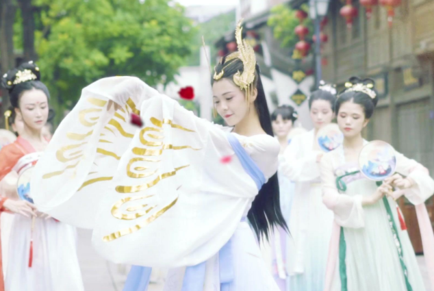 <b>文君甄洛着服清淡不染凡尘;或如飞燕玉环花中牡丹不让群芳</b>