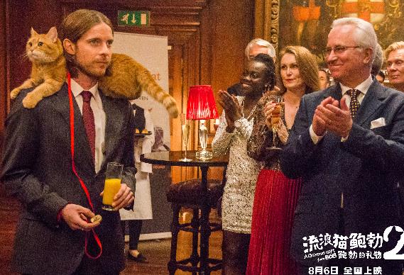 《流浪猫鲍勃2：鲍勃的礼物》定档8月6日 鲍勃猫延续最后的温暖