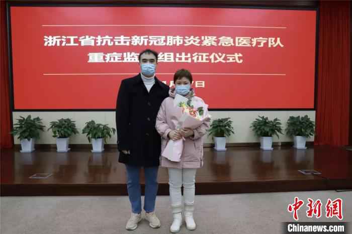 徐梦薇在出征前留影。 余杭区供图 摄 疫区日记:我们也许做不成火炬 但可点亮萤火之光