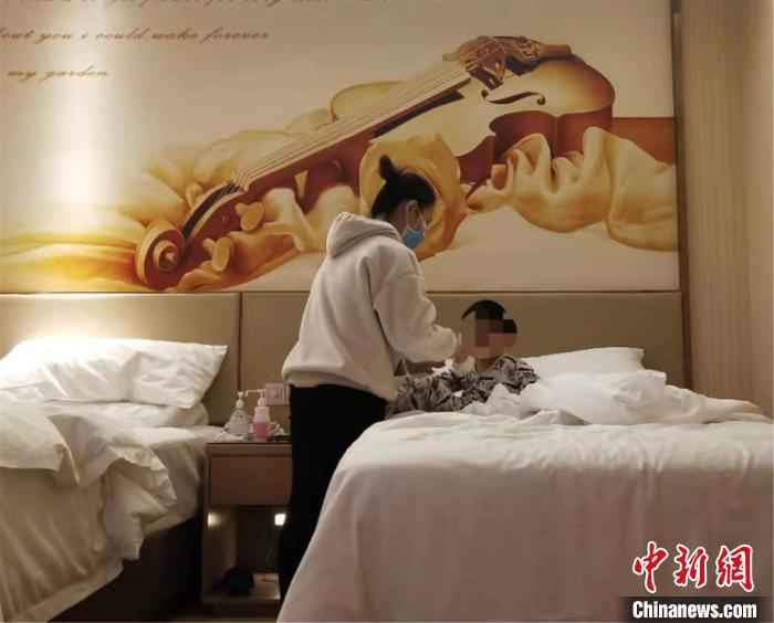  90后未婚护士为隔离4岁男童当起“临时妈妈”