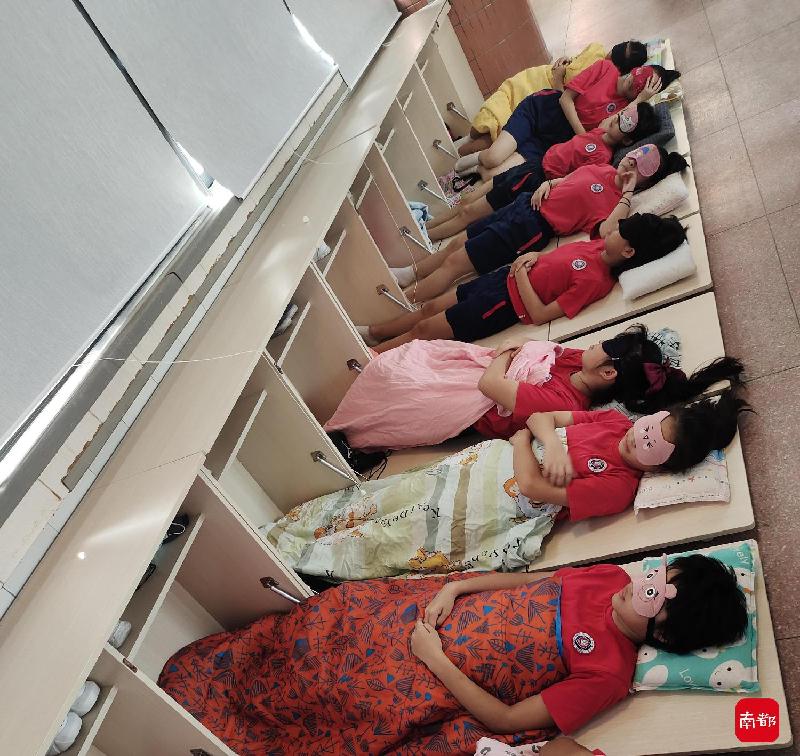柜子变床!西关培正小学改造课室,学生午休可以“躺床睡”