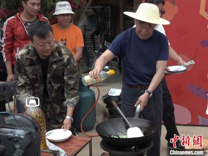  “农民院士”朱有勇田间直播卖土豆 助力云南脱贫攻坚